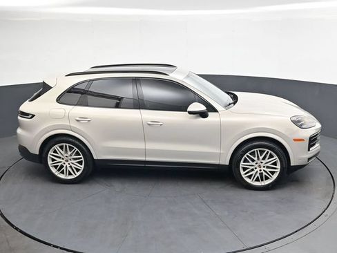 Used 2025 Porsche Cayenne AWD/4WD image 30