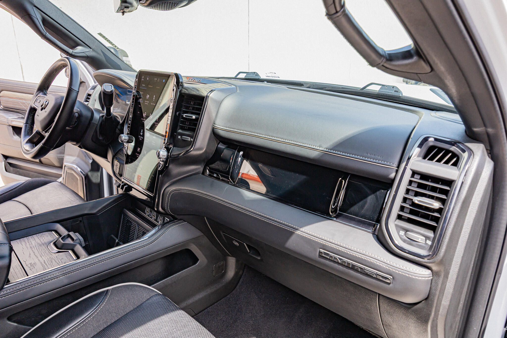 Used 2025 RAM 3500 Limited AWD/4WD image 17