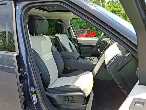 Used 2025 Land Rover Discovery Dynamic SE AWD/4WD image 3