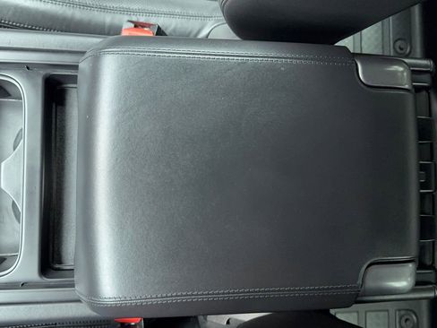 Used 2024 Land Rover Defender 110 S image 34