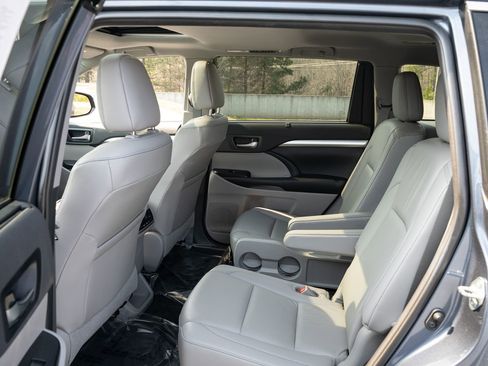 Used 2019 Toyota Highlander XLE image 19