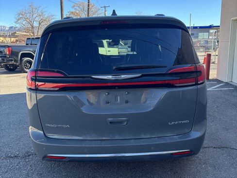 Used 2022 Chrysler Pacifica Limited image 6