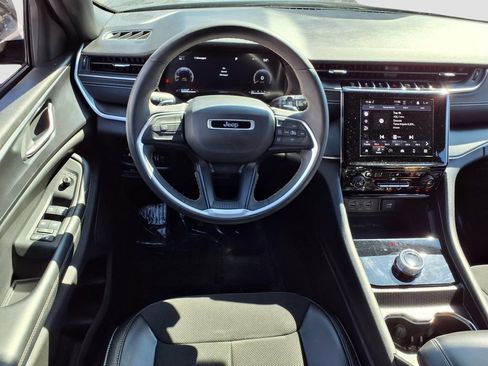 Used 2023 Jeep Grand Cherokee Altitude AWD/4WD image 9