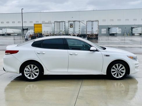 Used 2017 Kia Optima EX w/ Premium Package image 4