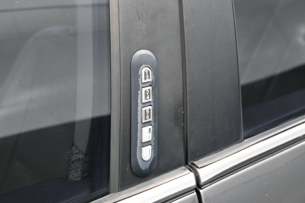 Used 2008 Ford Taurus Limited FWD image 9
