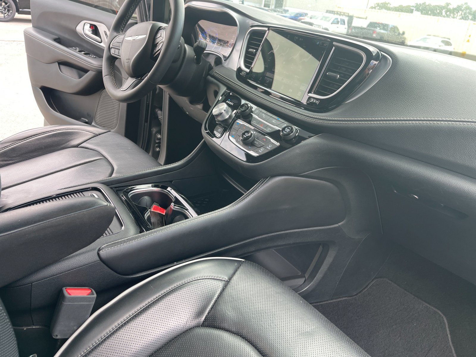 Used 2025 Chrysler Pacifica Limited FWD image 19
