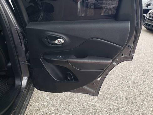 Used 2019 Jeep Cherokee Trailhawk AWD/4WD image 18
