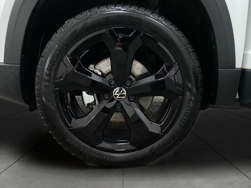 Certified 2025 Volkswagen Taos SE image 11