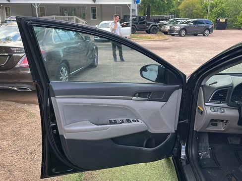 Used 2017 Hyundai Elantra SE FWD image 15