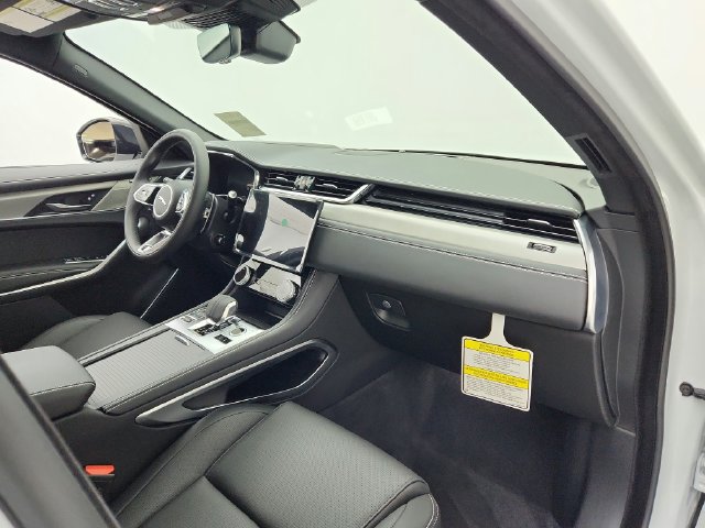 Certified 2026 Jaguar F-PACE R-Dynamic S AWD/4WD image 17