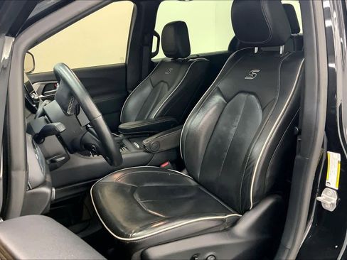 Used 2021 Chrysler Pacifica Limited w/ Uconnect Theater Family Group image 19
