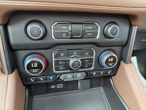 Used 2024 Chevrolet Tahoe High Country AWD/4WD image 17
