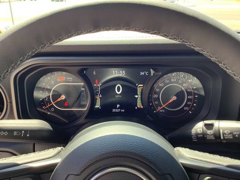Used 2025 Jeep Wrangler Unlimited Rubicon w/ Convenience Group AWD/4WD image 14