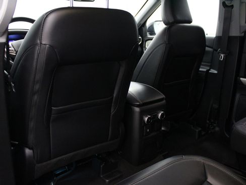 Used 2023 Ford Explorer Limited w/ Equipment Group 301A AWD/4WD image 17