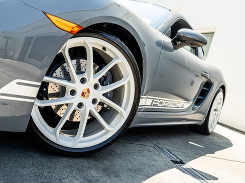 Used 2024 Porsche 718 Cayman RWD image 4