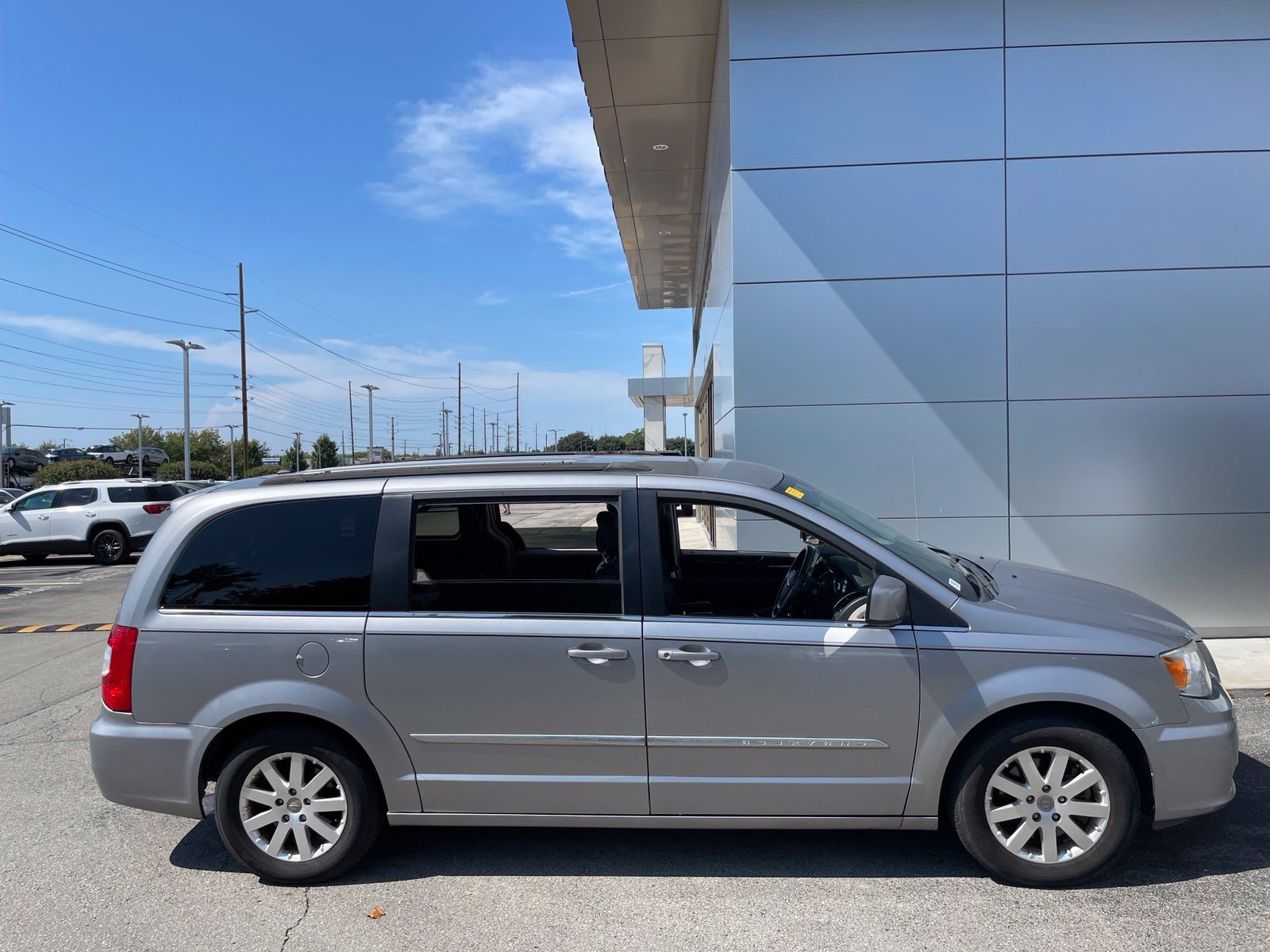Used 2016 Chrysler Town & Country Touring FWD image 1