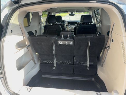 Used 2018 Chrysler Pacifica Touring-L Plus FWD image 9