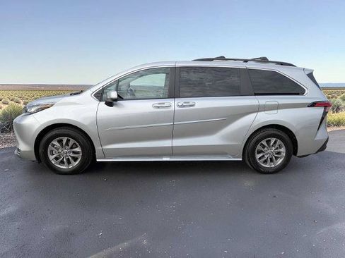 Used 2022 Toyota Sienna XLE AWD/4WD image 3