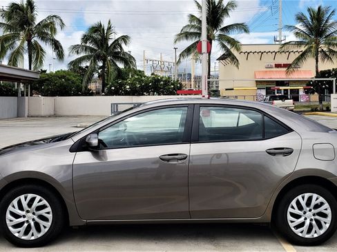 Used 2018 Toyota Corolla LE image 2