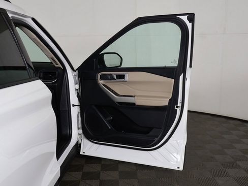 Used 2022 Ford Explorer XLT image 20