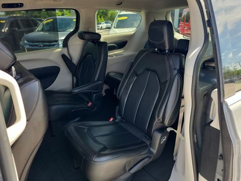 Used 2023 Chrysler Pacifica Touring-L FWD image 17