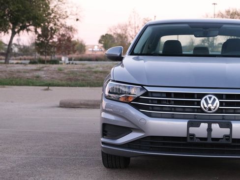 Used 2021 Volkswagen Jetta SE w/ SE Cold Weather Package image 4