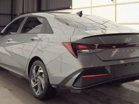 Used 2025 Hyundai Elantra Sport image 4