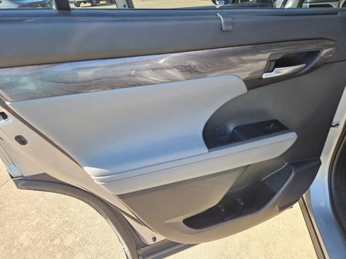 Used 2021 Toyota Highlander Platinum image 12