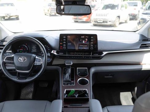 Used 2022 Toyota Sienna XLE FWD image 18