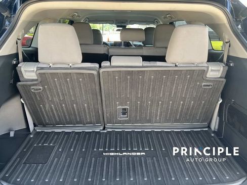 Used 2023 Toyota Highlander LE FWD image 34