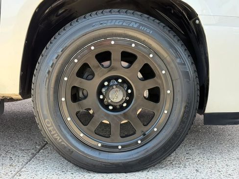 Used 2014 Cadillac Escalade Luxury AWD/4WD image 25