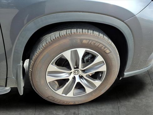 Used 2024 Toyota Highlander XLE image 9