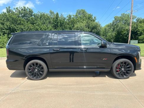 Used 2025 Cadillac Escalade ESV V w/ LPO, ONYX Package AWD/4WD image 6