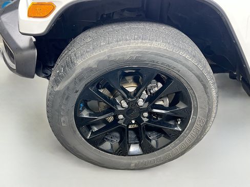 Used 2023 Jeep Wrangler Unlimited Sahara AWD/4WD image 13