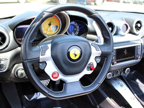 Used 2017 Ferrari California T image 29