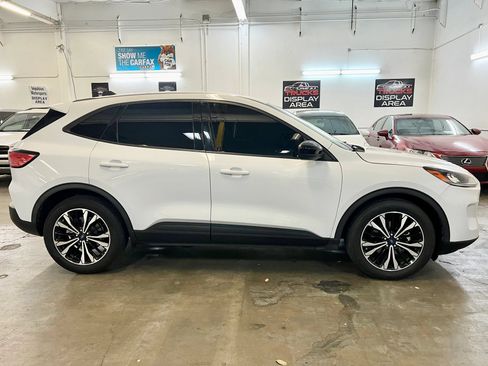 Used 2021 Ford Escape SE w/ SE Sport Appearance Package FWD image 4