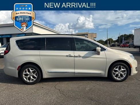 Used 2017 Chrysler Pacifica Touring-L FWD image 1