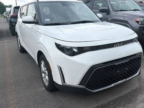 Used 2023 Kia Soul LX w/ Option Group 015 FWD image 3
