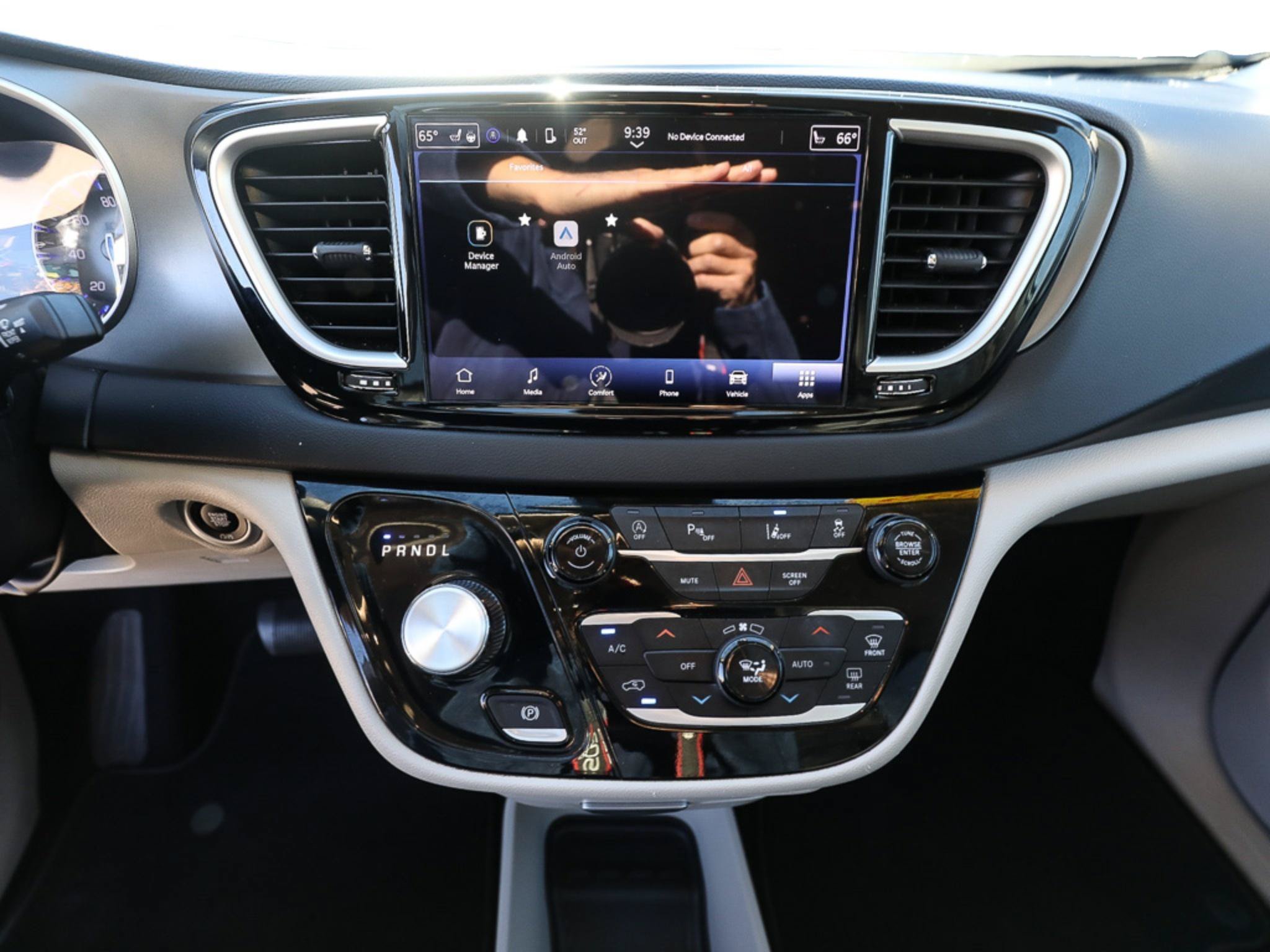 Used 2023 Chrysler Pacifica Touring-L FWD image 16