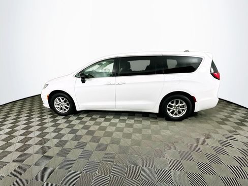 Certified 2024 Chrysler Pacifica Touring-L image 6