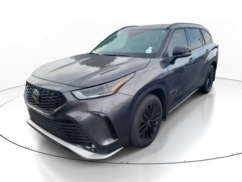 Used 2024 Toyota Highlander XSE FWD image 3