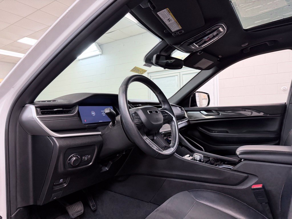 Used 2022 Jeep Grand Cherokee Altitude AWD/4WD image 15