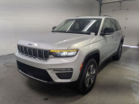 Used 2022 Jeep Grand Cherokee Limited 4xe w/ Luxury Tech Group II AWD/4WD image 11