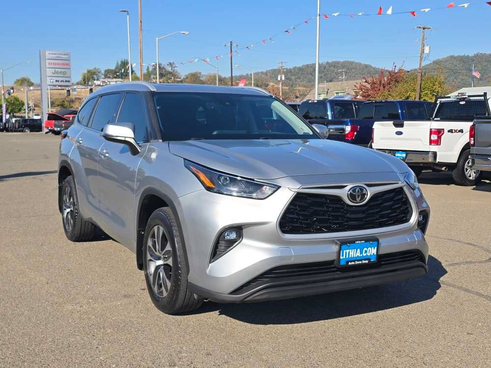 Used 2022 Toyota Highlander XLE AWD/4WD image 7