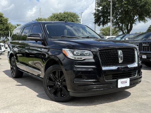 Used 2022 Lincoln Navigator L Reserve AWD/4WD image 2