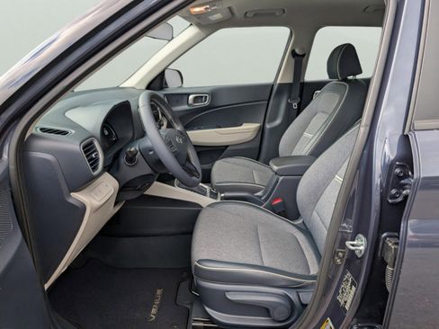 Used 2023 Hyundai Venue Limited image 29