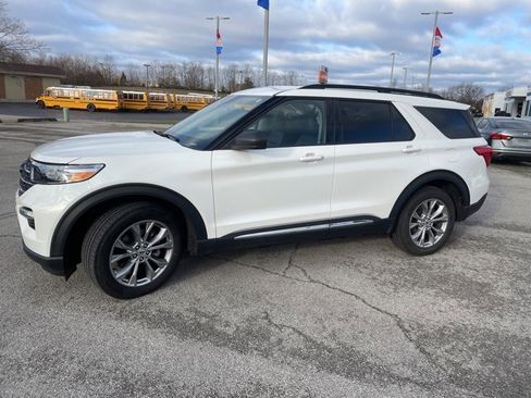Used 2023 Ford Explorer XLT w/ Equipment Group 202A image 4