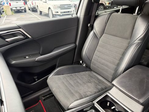 Used 2024 Mitsubishi Outlander AWD image 33