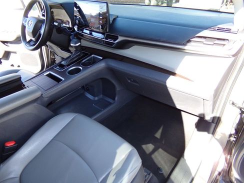 Used 2022 Toyota Sienna XLE image 9
