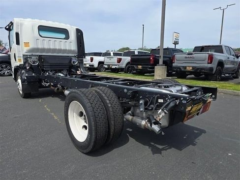 New 2024 Chevrolet Low Cab Forward image 7